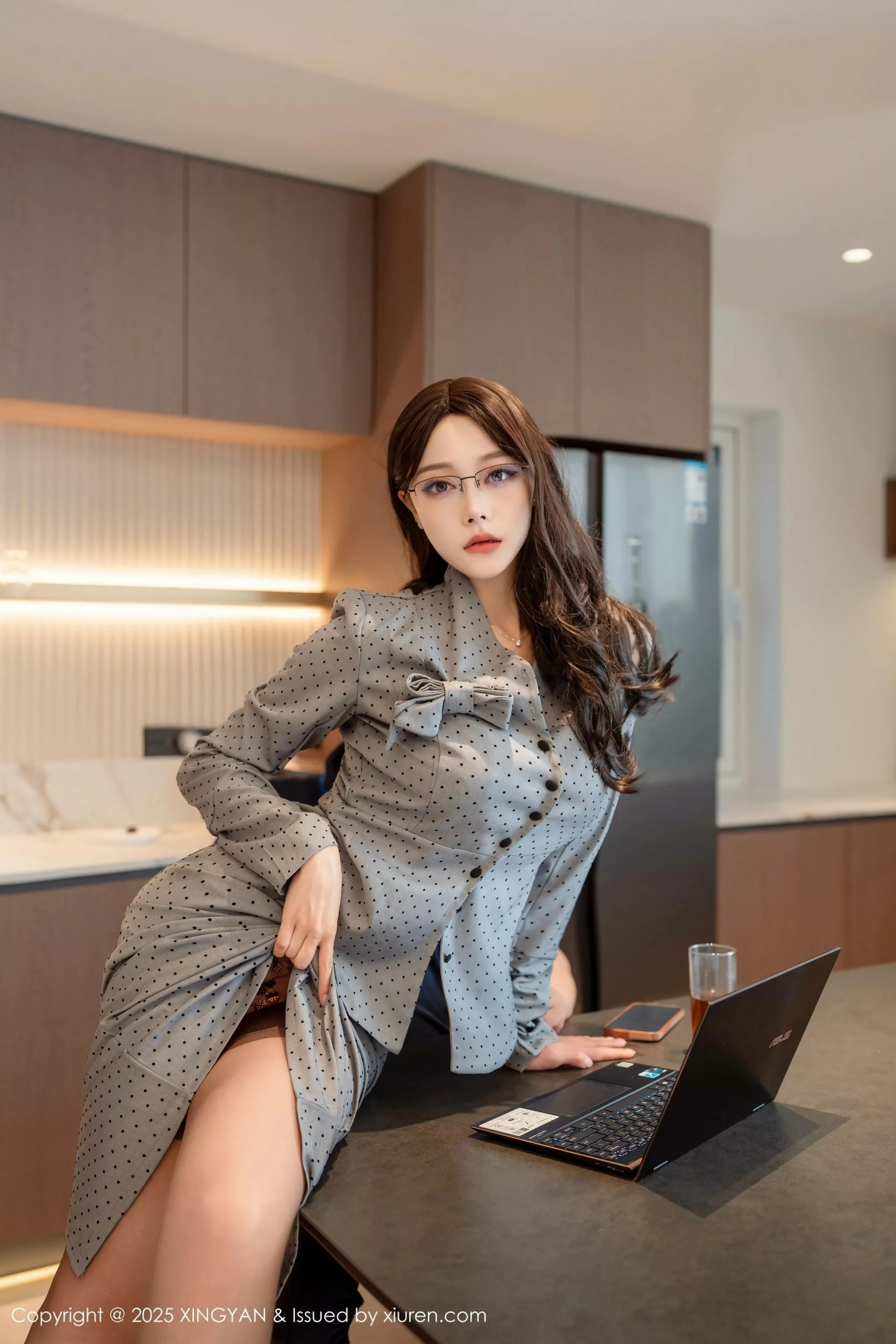 秀人集.com_[XINGYAN星颜社]VOL.348_模特清妙性感灰色OL服饰半撩露黑丝吊袜秀曼妙身姿诱惑写真80P