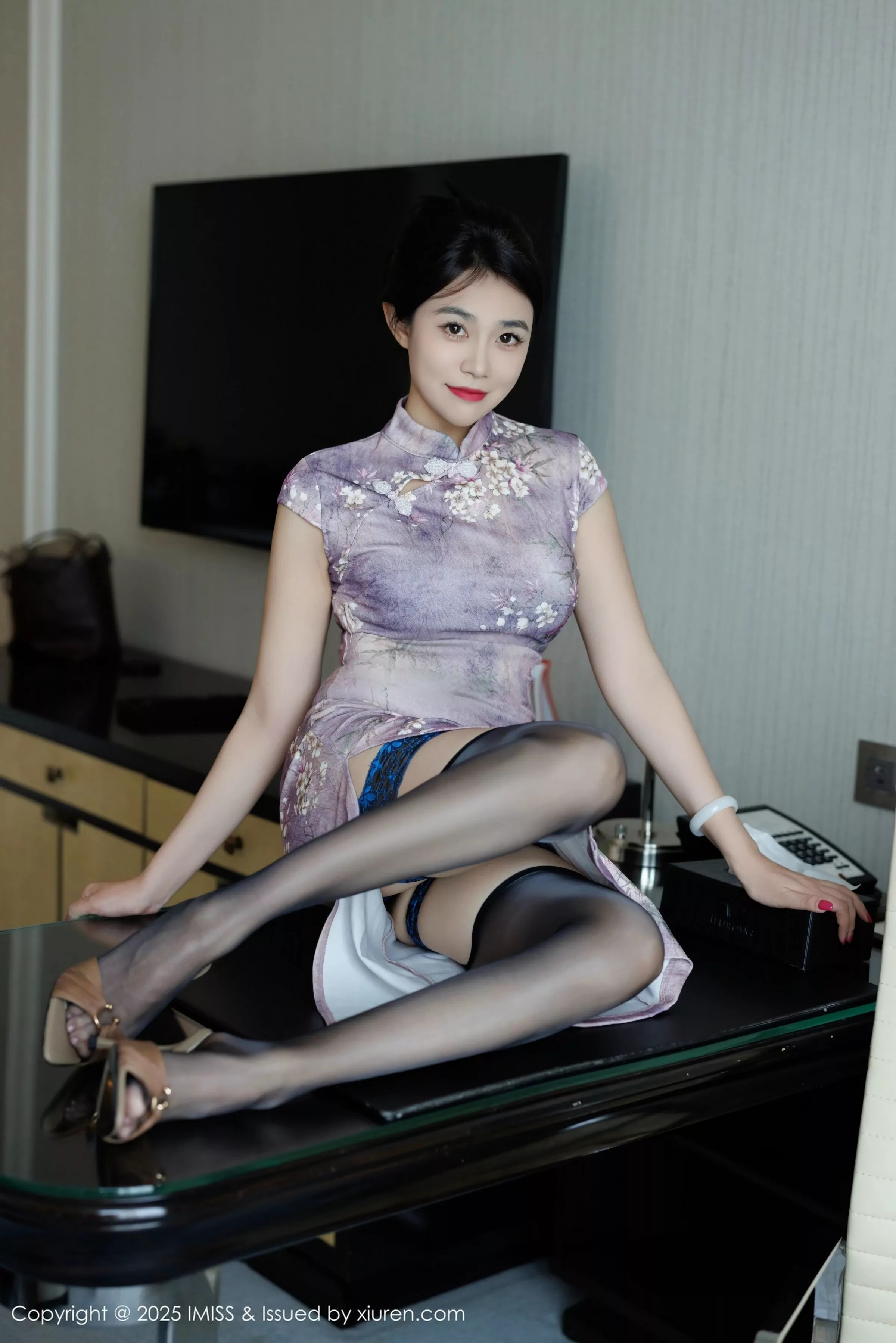 秀人集.com_[IMISS爱蜜社]Vol.791_女神许诺Sabrina性感紫色旗袍露蓝色内衣配黑丝袜秀美腿诱惑写真75P