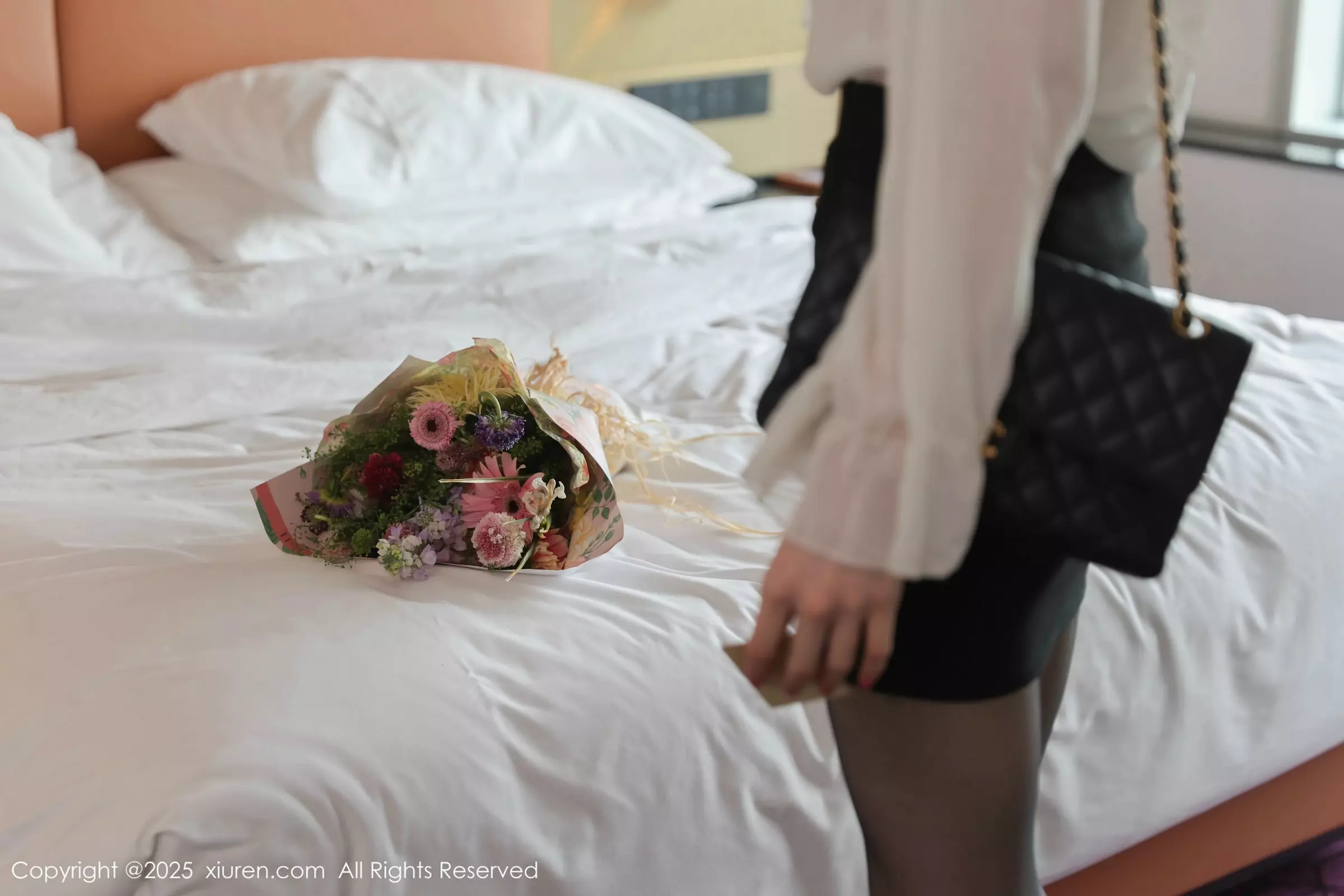 秀人集.com_[XiuRen秀人网]No.10319_模特布丁wow性感白色上衣配黑短裙露超薄黑丝秀美腿诱惑写真80P