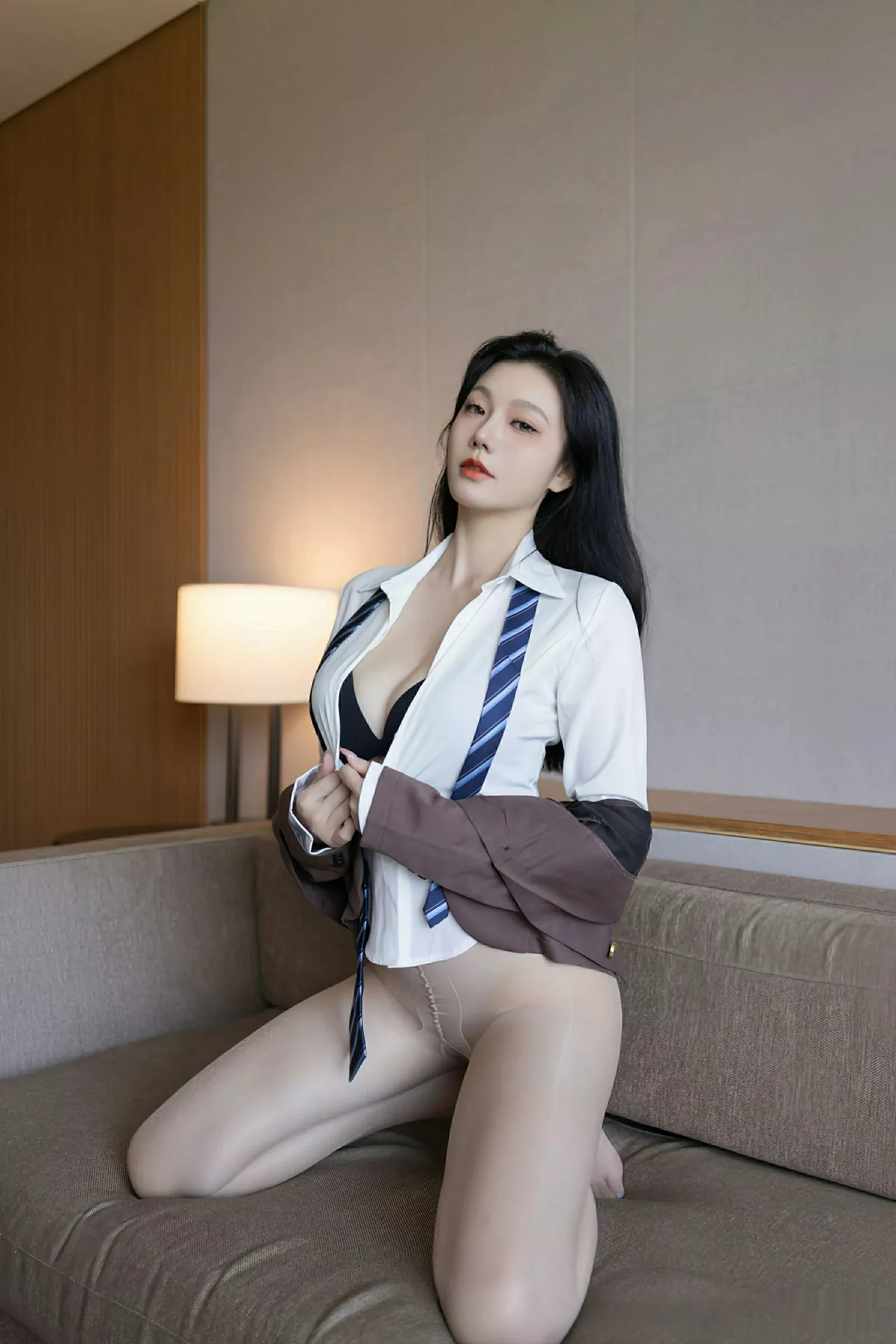 秀人集.com_[XiuRen秀人网]No.10571_模特安然anran学生服露黑色内衣配超薄肉丝秀曼妙身姿诱惑写真80P