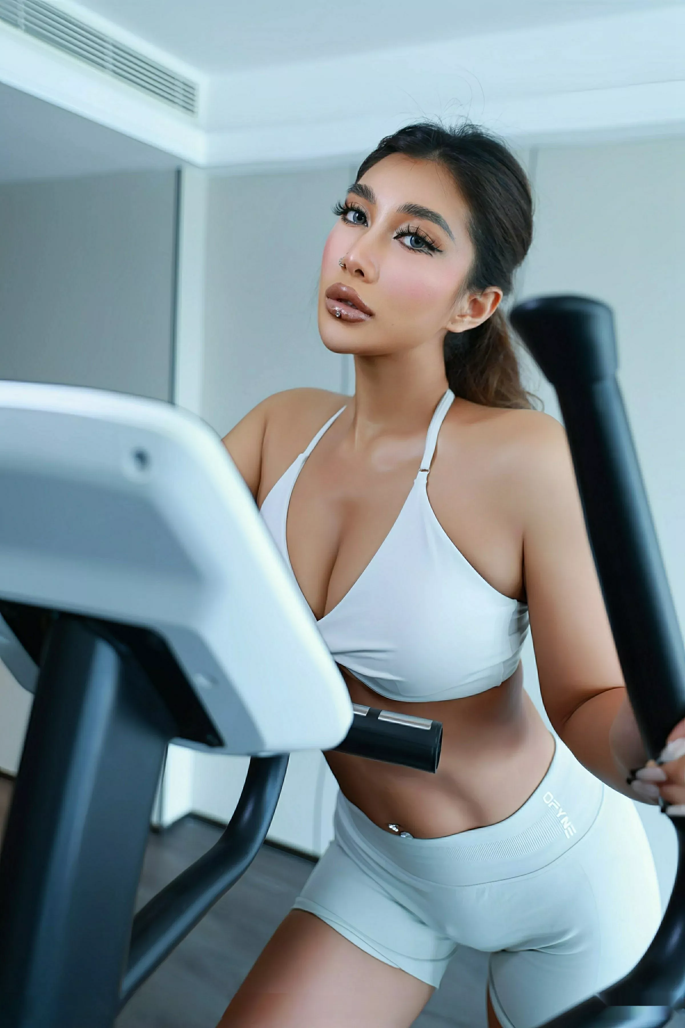 秀人集.com_[XiuRen秀人网]No.10621_新人模特FE-健身房性感白色运动服露健康肤色秀曼妙身姿诱惑写真65P