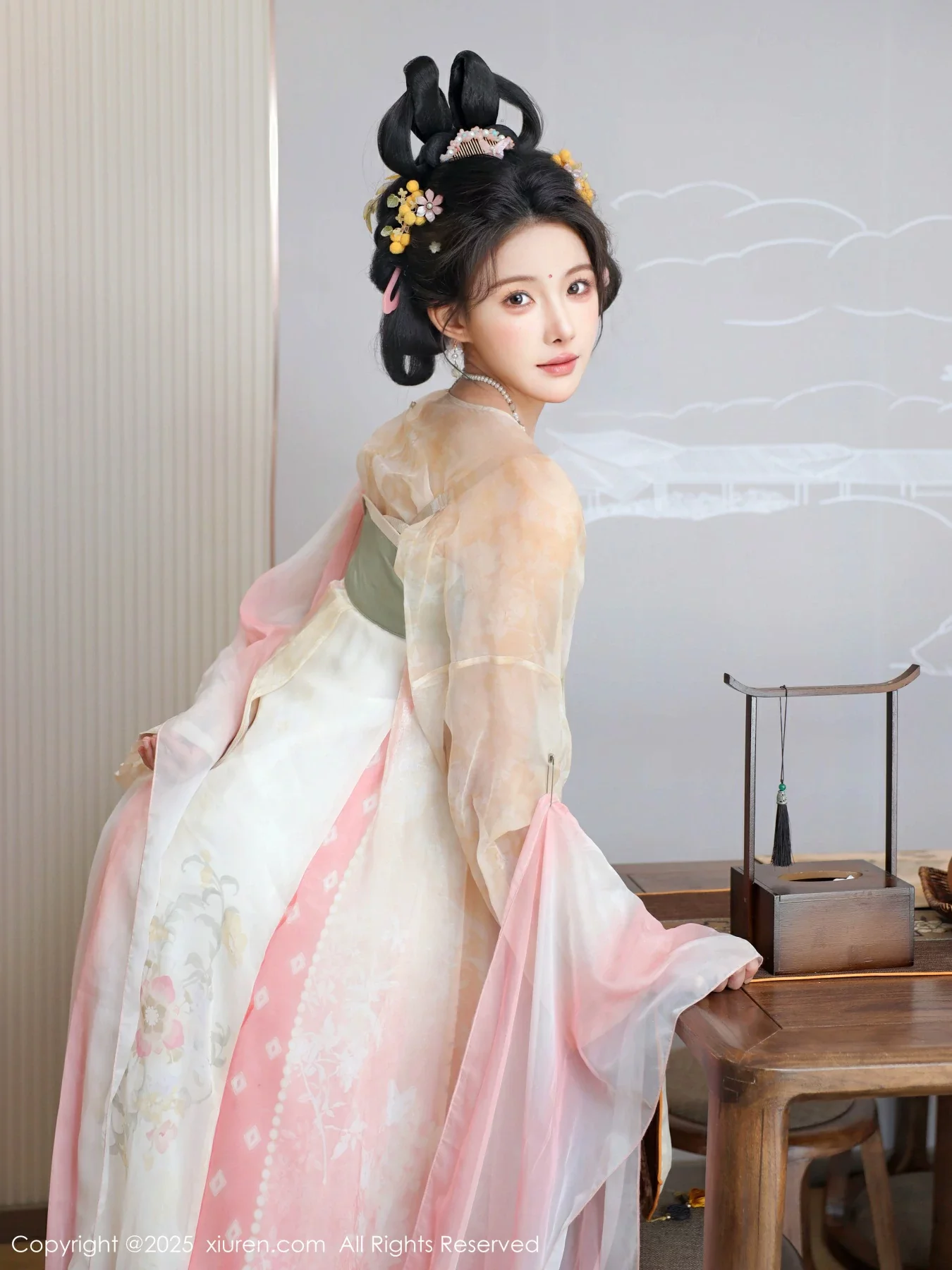 秀人集.com_[XiuRen秀人网]No.10645_模特梨霜儿古典主题性感浅色古装服饰秀丰腴身材迷人美腿写真82P