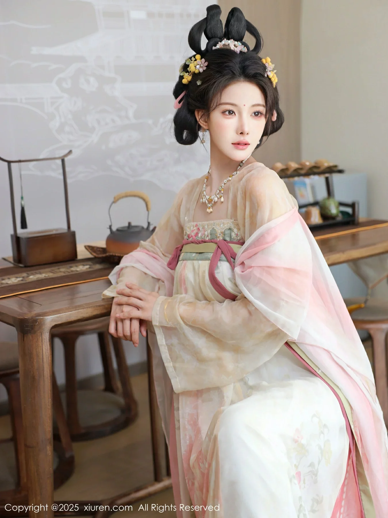 秀人集.com_[XiuRen秀人网]No.10645_模特梨霜儿古典主题性感浅色古装服饰秀丰腴身材迷人美腿写真82P