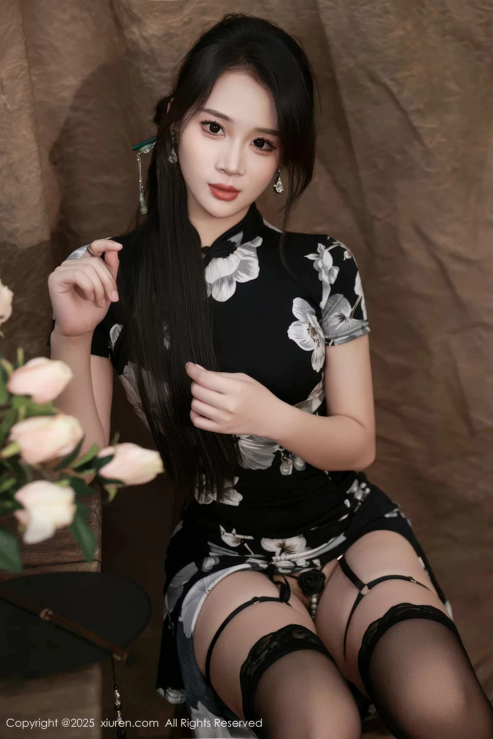 秀人集.com_[XiuRen秀人网]No.10655_模特南乔性感黑色旗袍露紫色情趣内衣配黑色丝袜秀美腿诱惑写真72P