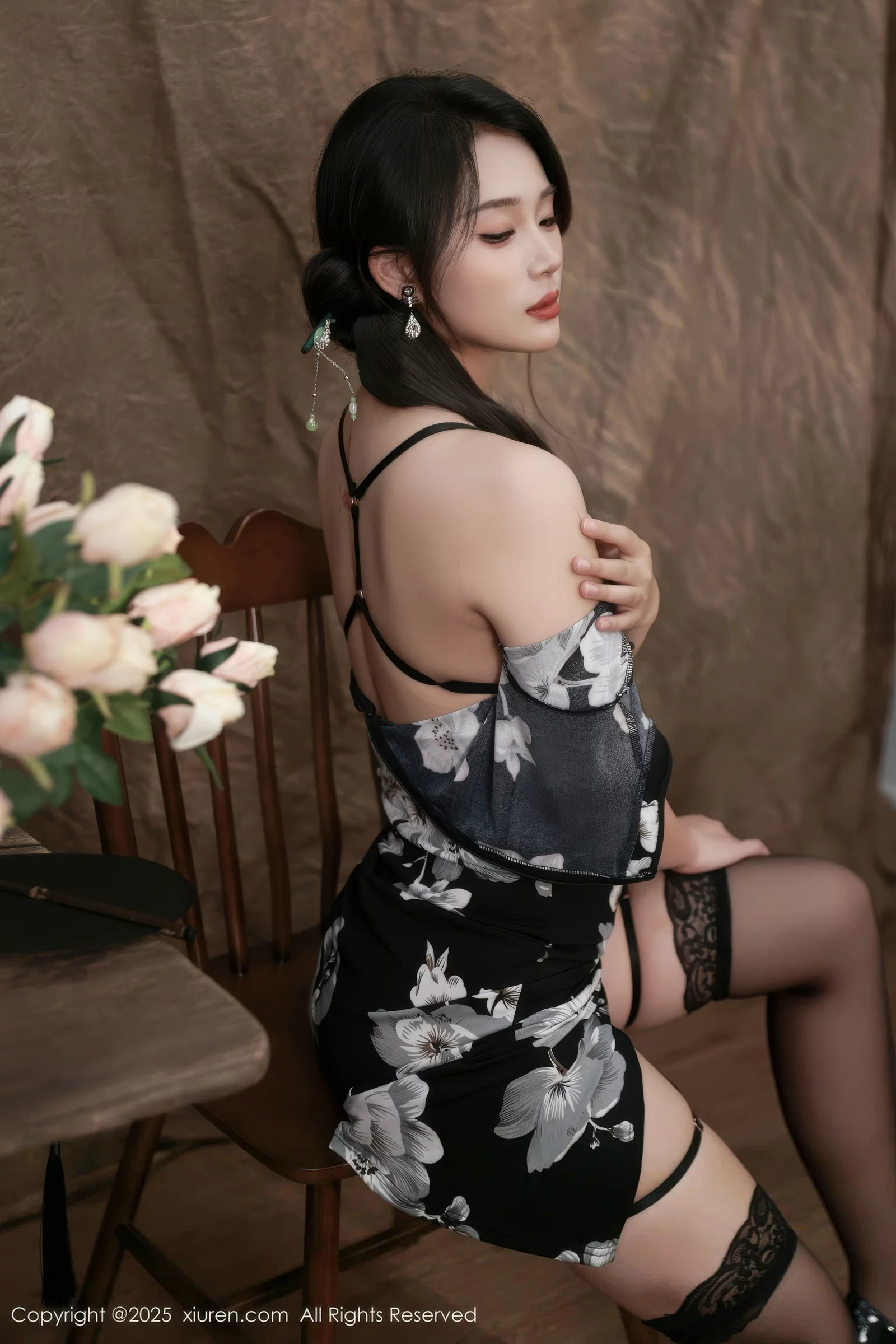 秀人集.com_[XiuRen秀人网]No.10655_模特南乔性感黑色旗袍露紫色情趣内衣配黑色丝袜秀美腿诱惑写真72P