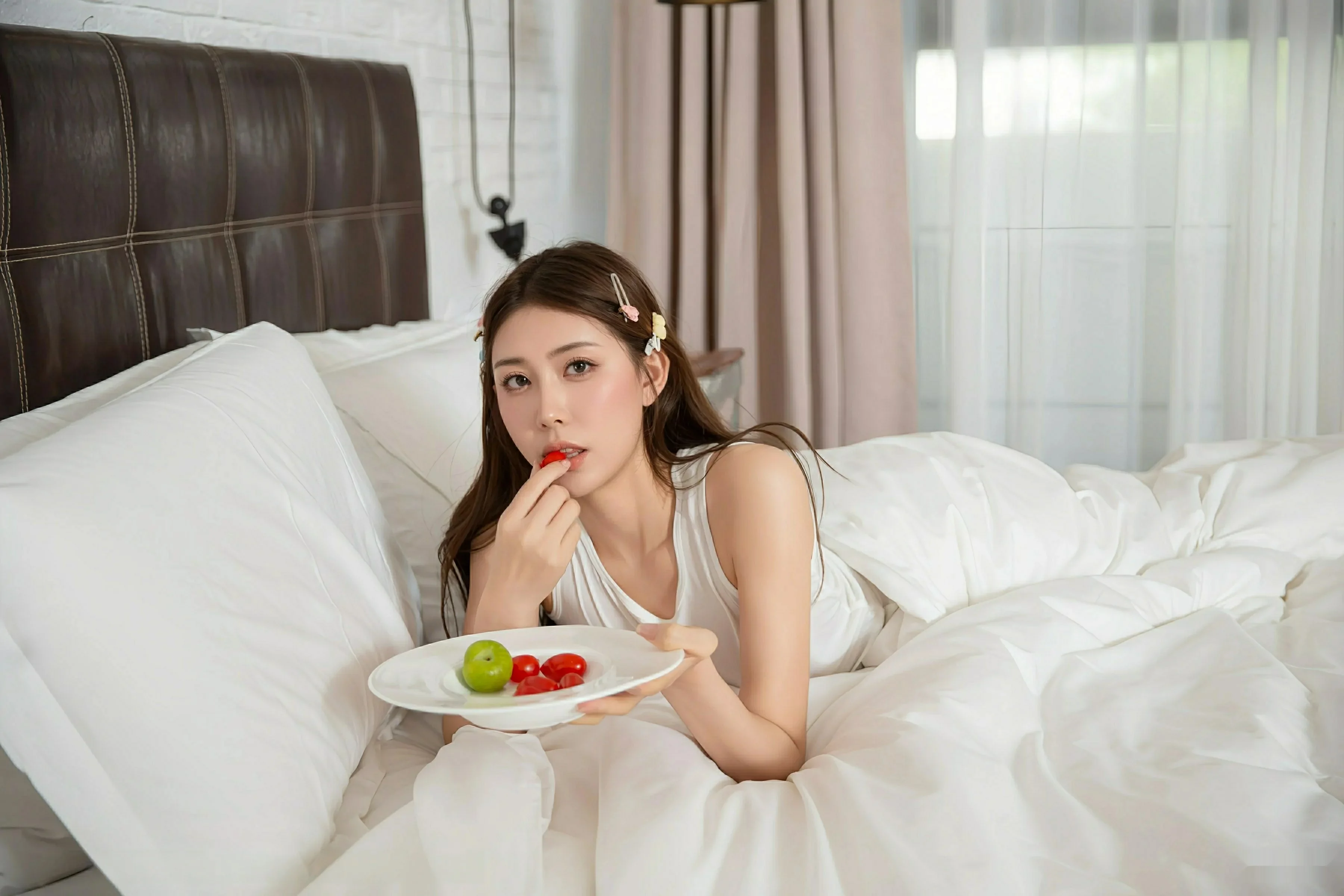 秀人集.com_[XiuRen秀人网]No.10679_模特悦兮私房性感白色家居服搭配白色丝袜秀翘臀美腿诱惑写真72P