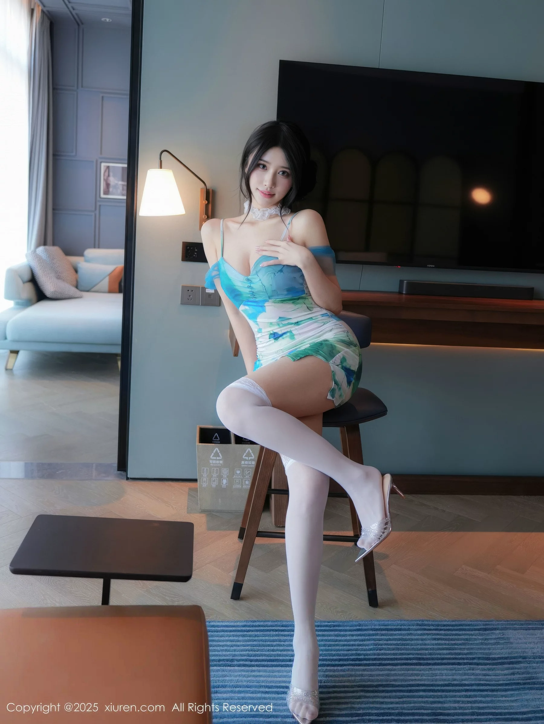 秀人集.com_[XiuRen秀人网]No.10859_模特shelly诗莉吖性感蓝色连衣短裙配白丝袜秀曼妙身姿诱惑写真76P