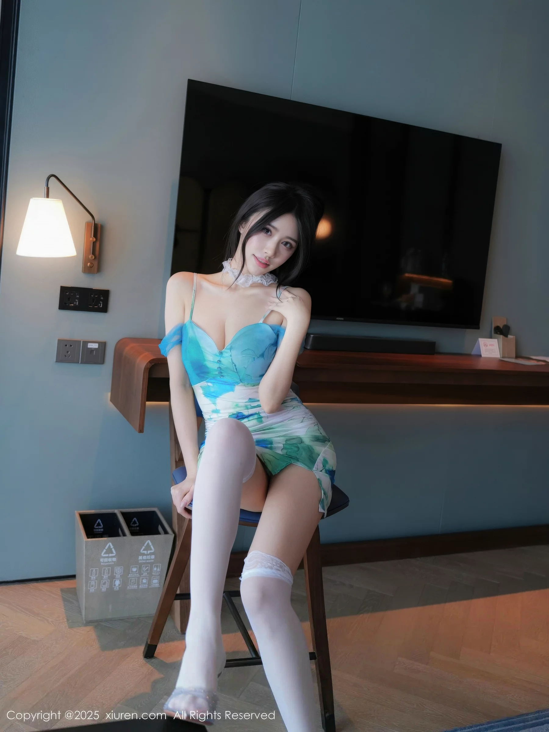 秀人集.com_[XiuRen秀人网]No.10859_模特shelly诗莉吖性感蓝色连衣短裙配白丝袜秀曼妙身姿诱惑写真76P