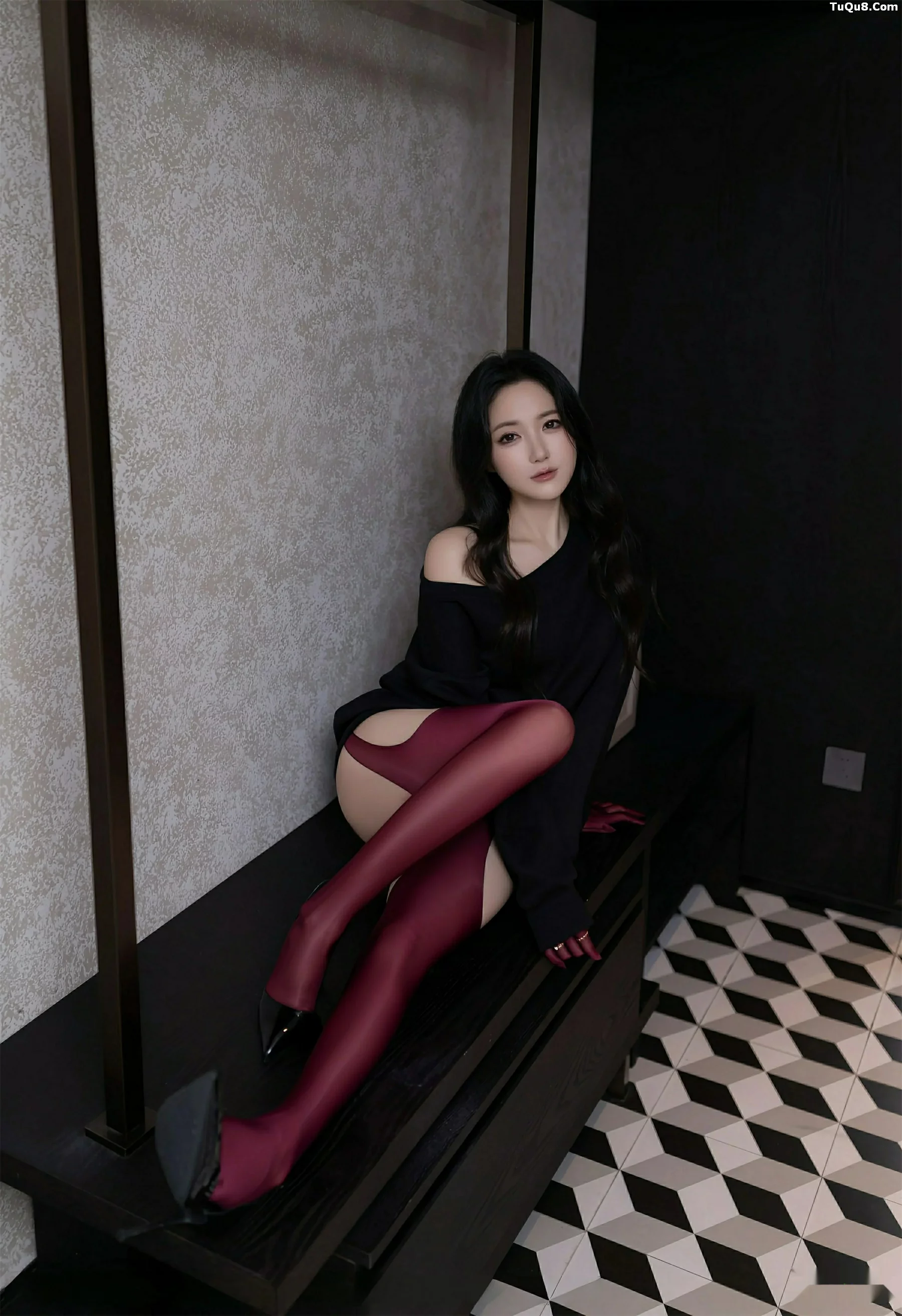 秀人集.com_[XiuRen秀人网]No.10790_模特鱼子酱Fish性感黑色情趣内衣配红丝吊袜秀曼妙身材诱惑写真74P