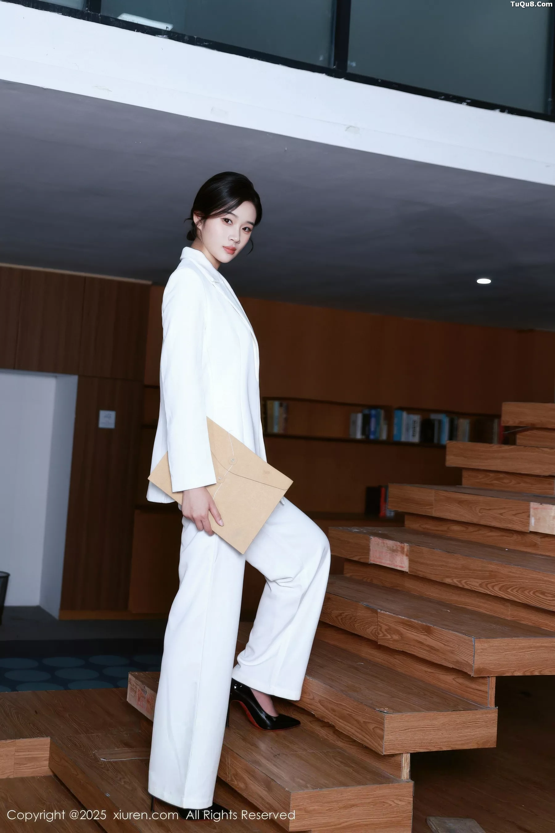 秀人集.com_[XiuRen秀人网]No.10908_模特南乔性感白色西装露黑色内衣配开档黑丝秀完美身材诱惑写真72P