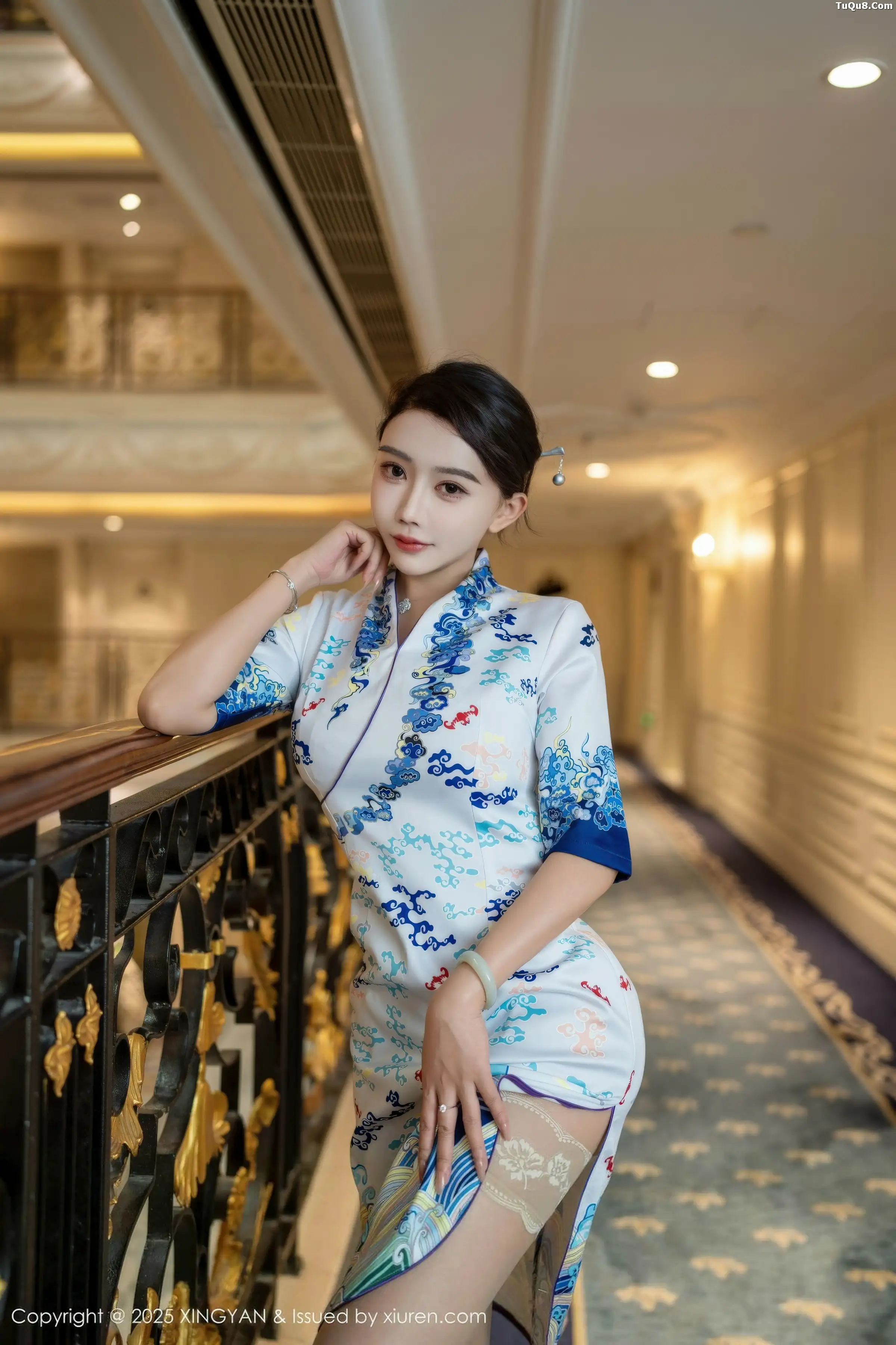 秀人集.com_[XINGYAN星颜社]VOL.435_模特李若汐浅色旗袍露红色内衣配超薄肉丝秀惹火身段诱惑写真76P